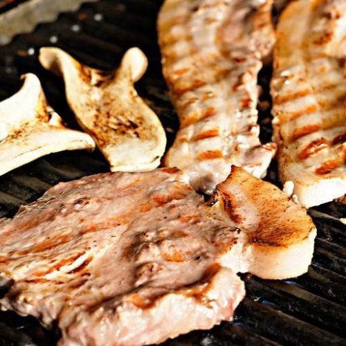 在燒烤架上烤製的“Samgyeopsal”