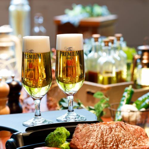 在有頂棚的露臺上享用無限暢飲的燒烤!