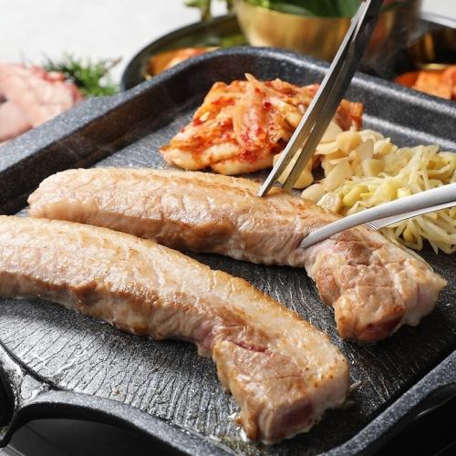 靠近車站!在露天平台上享用正宗的燒烤午餐!