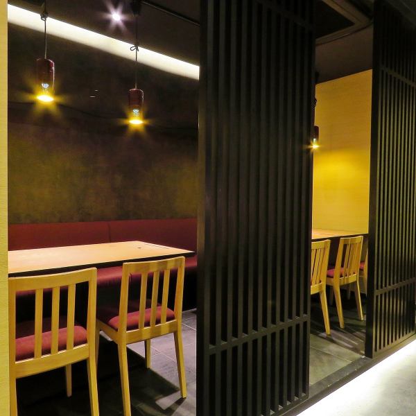 A space with a private atmosphere and a private feeling like a wooden lattice is available for eight to ten people.The calm space can also be used for dining and entertainment with the minded and important people.It can also be used as a cloakroom or a waiting room when making a reservation.