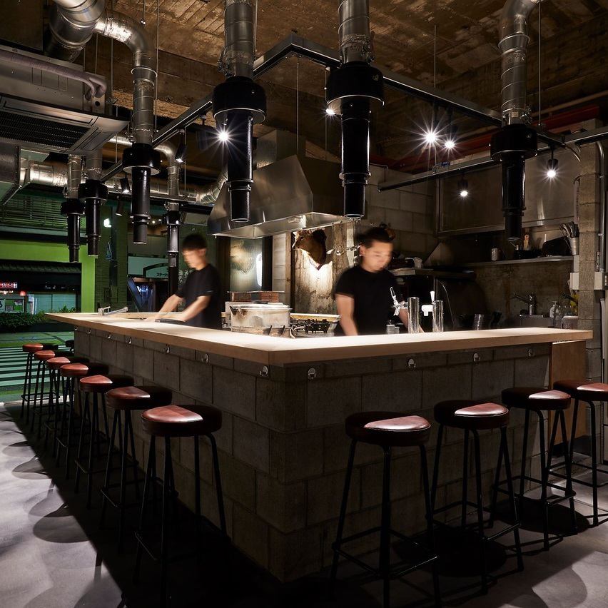 Perfect for a date! The counter seats are open yet provide a space for two.