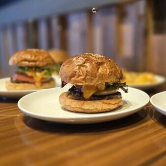 地元野菜や牛肉100%パティなど、こだわりの食材を使用したハンバーガーを楽しめる!