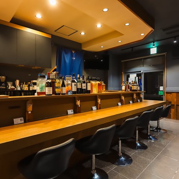 内観は、洋風のビストロの雰囲気を感じるカウンター席と、和室を再利用した落ち着いた和の雰囲気が楽しめるテーブル席がございます♪ご家族との食事やご友人とのサク飲み、大切な方との本格ディナーなど、シーンやその日の気分、好みに応じてお席をお選びいただけます◎