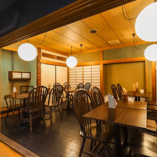 広々とした空間で、席の間隔にもゆとりがあるため、周囲を気にせずお食事をお楽しみいただけます♪落ち着いた雰囲気の内観は、貸切のご利用も可能ですので、飲み放題付のコースを利用したパーティーなどにも最適です◎ご希望の際は、お気軽にお問い合わせください!
