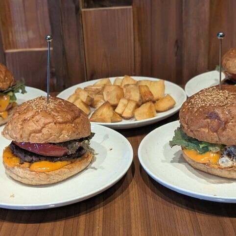 オーダーごとに焼き上げるハンバーガー