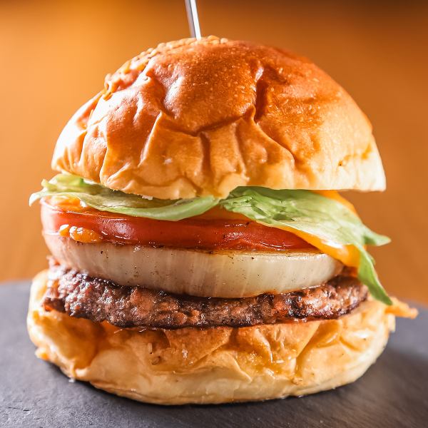 牛肉100%パティの旨味が凝縮!こだわり抜いた当店自慢のハンバーガー♪