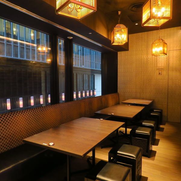 店内奥のスペースには、ゆったり寛げるソファー席も完備。細部までこだわりつくされた、本場韓国の酒場のような空間で、自慢のお料理をご堪能ください♪通常4名席×3卓のソファー席は、団体様ご利用時にパーテーションで区切った半個室としてご利用いただけます◎（ご宴会や団体様利用時には事前にご相談ください）