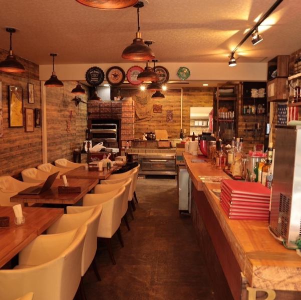 【ゆっくりできるソファー席をご用意】当店では、心地よいソファー席を完備し、リラックスしたひとときをお過ごしいただけます。温かみのある手作りのインテリアが彩る空間で、友人との会話や特別な日のディナーをお楽しみください。