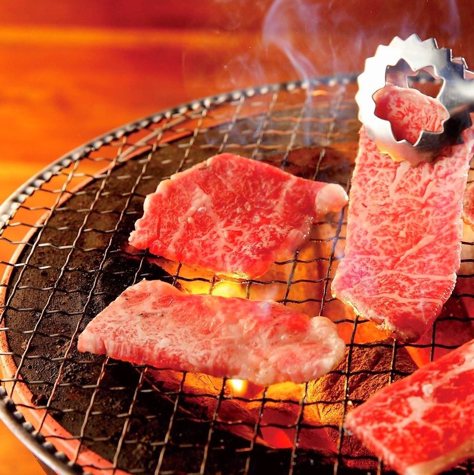 The meat is carefully selected by a long-established yakiniku restaurant, founded for about 40 years, and hand-cut by a carpenter every day.