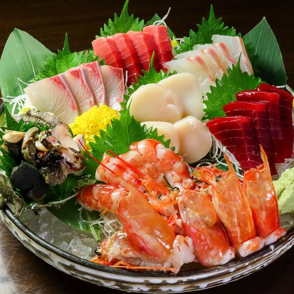 日替わりで提供する『本日のおすすめ』鮮魚刺身盛り！