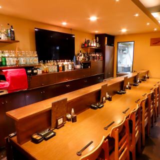 大型TVモニターのあるカウンター席。ライブ映像やスポーツ観戦なども可能です！店主までお声がけください。#歓迎会#送別会#大田区#蒲田#海鮮#半個室#鍋#牡蠣#居酒屋#貸切#接待#女子会
