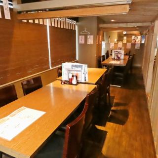 横並びに繋げたり、少人数でご利用いただいたりと、様々なご用途にご利用いただきやすいテーブル席をご用意しております。落ち着いた店内で、旬やこだわり食材の逸品の数々をぜひご堪能ください！飲み放題付のご宴会コースもご用意しております。