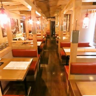 BOXタイプのテーブル席は背もたれにクッション性があり、快適におくつろぎいただける仕様となっております。旬の食材をふんだんに使った料理をリーズナブルな価格お楽しみいただけるので、ご家族やご友人とのご会食にもぴったりです♪