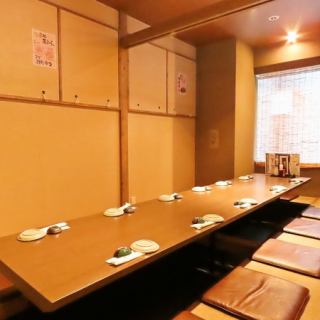 正座が苦手な方も安心の掘りごたつ席をご用意しております！ゆったりとした空間で、旬の食材を使った自慢の逸品の数々をお楽しみください。ご友人やご家族とのんびりと過ごせる、落ち着いた雰囲気です。ぜひ、お気軽にご来店ください！