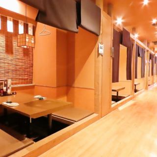 気の置けないご友人や大切な方とのご会食にもぴったりな、半個室を完備！落ち着いたプライベート感のある和空間で旬の食材を使った料理を片手に、楽しいおしゃべりにも花が咲く楽しいひとときをお過ごしください。
