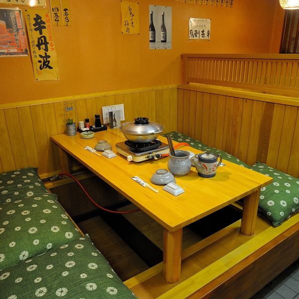 [4 people digging seats x 2 tables] Table seats where you can sit comfortably.Please use it for various occasions such as business entertainment, family and friends.You can spend a calm time while enjoying the atmosphere inside the store.
