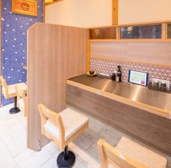 There is also a partition between the counter seat where one person can relax slowly