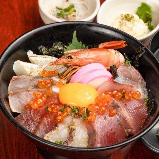 Our recommendation! Luxury seafood bowl set meal with red shrimp and salmon roe ⇒ Lunch is 1,859 yen
