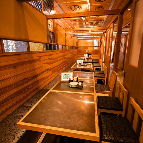 【完全個室】2名様掛けの半個室席が4卓、3名様掛けの個室が1卓、4名様掛けの個室が4卓、6名様掛けテーブル席が2卓。7名様以上のご宴会の場合は、壁を取り外し、どんどんテーブルを繋げて、最大26名様まで、一つの個室でお客様の人数に応じたご宴会対応が可能です。貸切プランは最大41名様まで。まずはご連絡ご相談下さい。