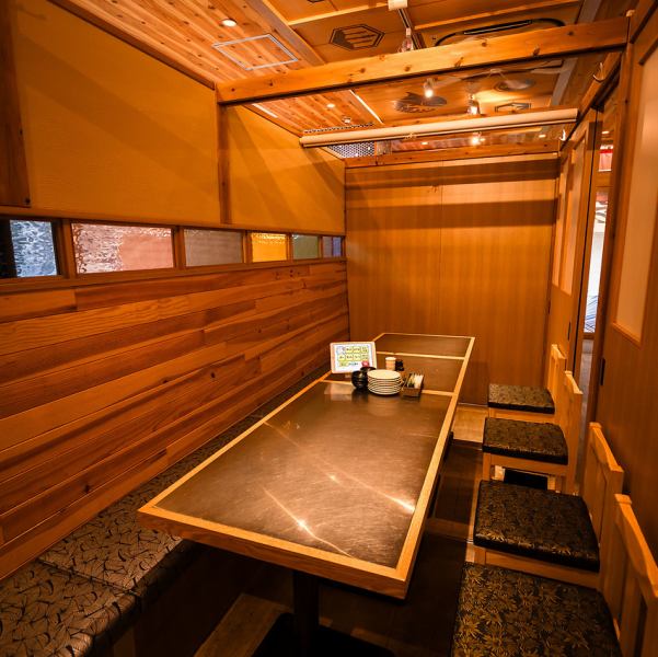 【完全個室】宮崎の23漁港の名前入りトロ箱や生け簀など、まるで船の中にいるみたい♪完全禁煙の店内は、白が基調で落ち着きがあり、綺麗です。団体様は勿論、少人数用の個室も完備しておりますので、ご家族でのご利用にもご好評いただいております。ベビーカーがそのまま入るお部屋もありますよ♪