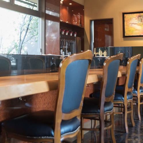 The counter has 10 seats.The counter table seats, where you can spend a special time while looking out the window, are adult special seats.Of course, one person is also welcome.The counter seats that are side by side and easy to talk to are also recommended for dates.