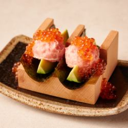 いくらとまぐろトロ アボカド海苔巻き (2貫)