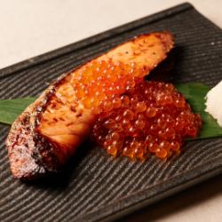 銀鮭の西京焼きいくら添え