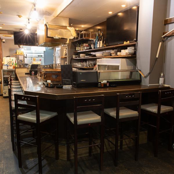 【おひとり様～デート利用まで◎】カウンター席は、一人飲みやデート利用に最適な心地よい空間です◎目の前で料理を作る様子を楽しみながら、調理の技を間近に感じられます。カウンター席は気軽にお立ち寄りいただけるため、お一人様でも安心してご利用いただけます。また、デートでの特別なひとときにもぴったりです♪