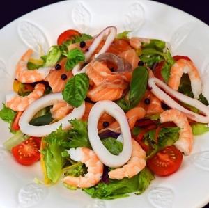 シーフードサラダ