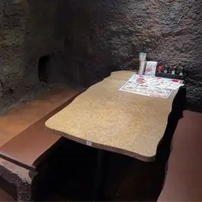 【餐桌座位】7张桌子，每桌6人。