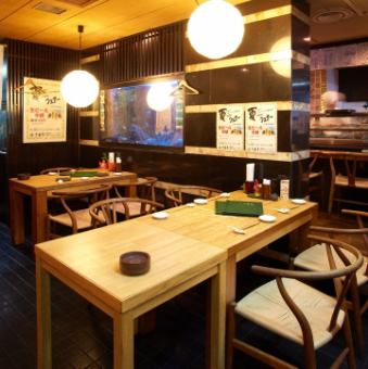 2～4名様、2～6名様までご利用可能な、少人数でお食事を楽しめるテーブル席。各席にはアクリル板を設置して飛沫感染防止に努めております。お席には密にならないよう間隔を空けてご案内いたします。気の置ける友人や同僚とのお食事におすすめです。サクっと飲みたい時など、普段使いでもお気軽にどうぞ。