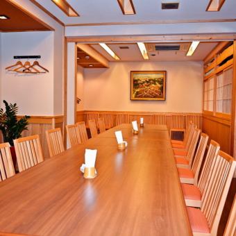 【弁慶の間/牛若の間】洋間のお部屋を和室のお部屋へとリニューアルしました。6～12名様までご利用可能な弁慶の間、6～10名様までご利用可能な牛若の間。2部屋合わせて最大24名様までご利用できます。木の温もりを感じる落ち着いたお部屋は記念日のお祝いにおすすめ。窓もございますので換気も万全です！立食も承ります。
