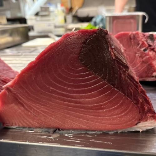 享受新鲜金枪鱼片的浓郁风味