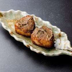 2个烤饭团配焦蟹味噌