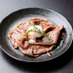 烤和牛生鱼片配上半熟鸡蛋