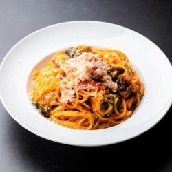 浓郁番茄奶油意面配蟹肉和培根