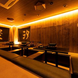 少人数のお客様向けならではのプライベート感を大事にしております。優しく灯る間接照明が包み込み、温かみのある個室で大切な人と素敵な時間をお過ごしください。