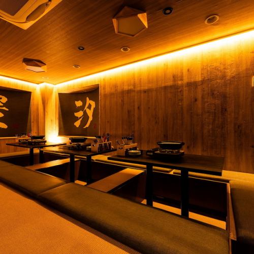 少人数のお客様向けならではのプライベート感を大事にしております。優しく灯る間接照明が包み込み、温かみのある個室で大切な人と素敵な時間をお過ごしください。
