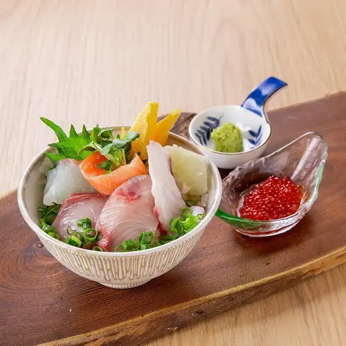 いくら乗せミニ海鮮丼
