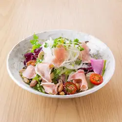 生ハムとナッツのシーザーサラダ