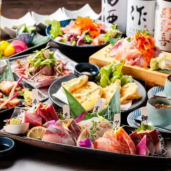 享用“羁绊套餐”，佐以清酒，套餐包含蓝鳍金枪鱼、天妇罗等新鲜海鲜拼盘！6000日元即可享受3小时畅饮（共9道菜）。