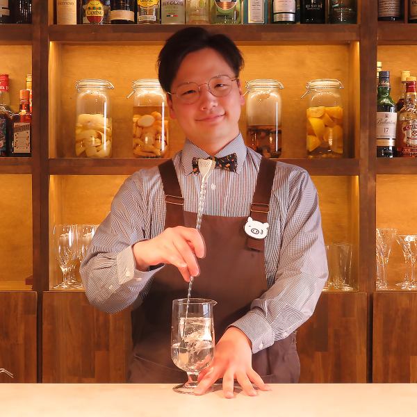 モダンでスタイリッシュな店内、温かみのある照明、カウンター席の後ろには種類豊富なボトルが並んでいます。そして何より、この明るく気さくな店主の所作とトークが一番のセールスポイント!悩みは全てお酒とともに忘れましょう。まるっと受け止めますよ♪