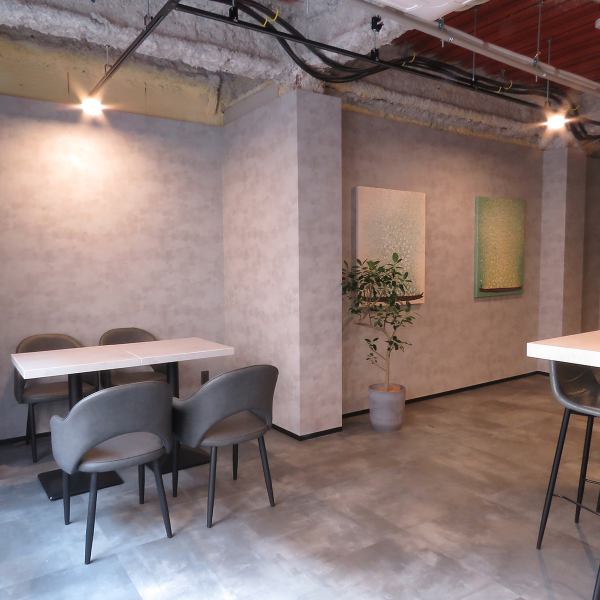 清潔感があり女性ひとりのお客様でも入りやすい雰囲気です♪壁には印象的なアートが飾られ、細部にまで店主のこだわりが詰まってます!テーブル席も完備してます♪デートや気心の知れた友人とのプライベートな時間を大切にしたい時にどうぞ!