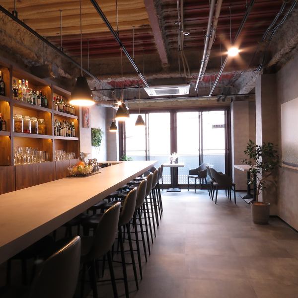 落ち着いたグレーの壁面とコンクリート打ちっぱなしの天井が調和した、都会的で洗練されたデザインが魅力!植物が飾られた店内は、リラックスして過ごせる工夫が随所に施されてます。日常を忘れる特別な夜を演出いたします♪