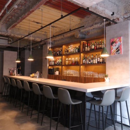 壁面を彩る華やかな絵画。ハイセンスな内装デザイン