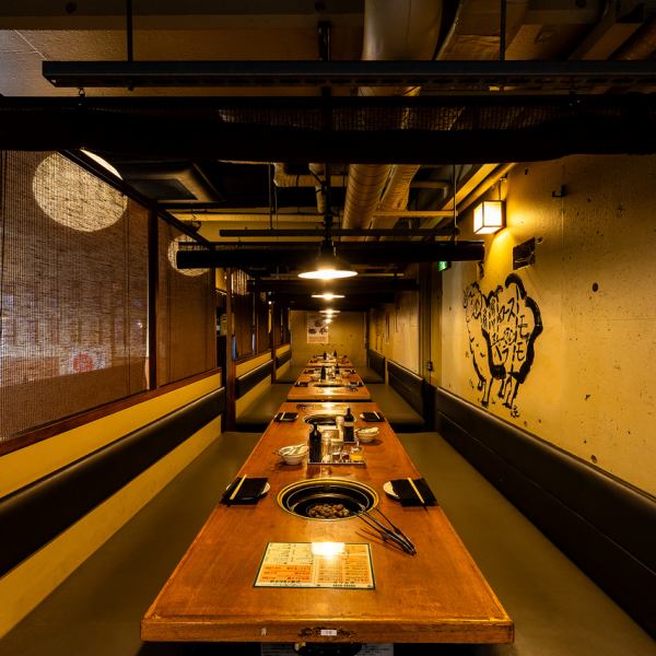 【少人数～大人数の宴会に対応◎】店内はオシャレで落ち着いた雰囲気。広々としたテーブル席をご用意しているので、少人数でのプライベートな飲み会から、大人数での会社宴会や同窓会まで、幅広くご利用いただけます♪ゆったりとしたお席で、お店自慢の料理や絶品ジンギスカンを焼肉スタイルで存分にお楽しみください。