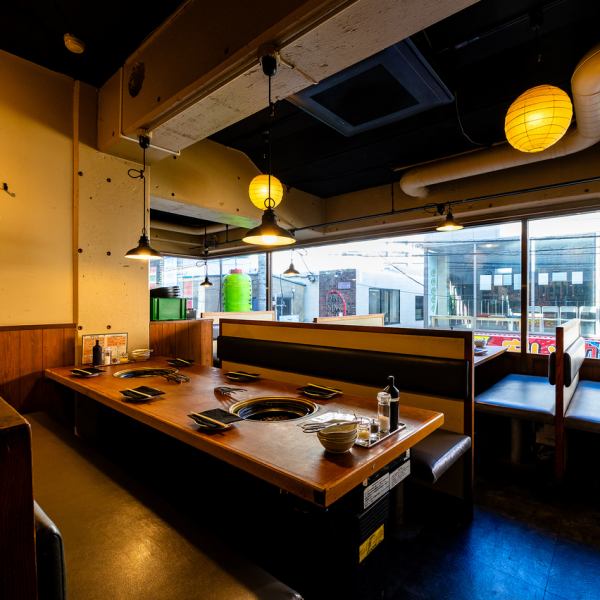 広々としたお席はゆったりと座れてリラックスできるので、デートや女子会にもおすすめです◎お店自慢のジンギスカンには美容にも嬉しいLカルニチンが含まれており、ヘルシーに楽しめます。さらに、女性に人気のカクテルも豊富にご用意♪焼肉スタイルでジンギスカンを囲みながら、楽しいひとときをお過ごしください！