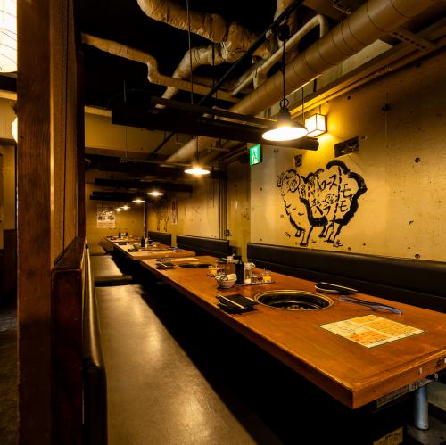 落ち着いた照明が魅力の広々テーブル席