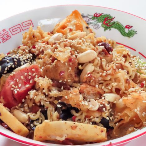 お肉や海老、大根など使用した中国料理【マーラーシャンカオ】辛さ調節自在の麺料理