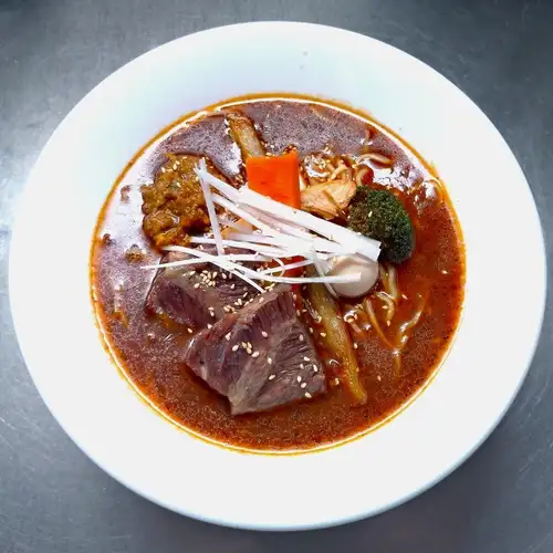 牛ホッペの煮込スパイスラーメン羊骨スープ